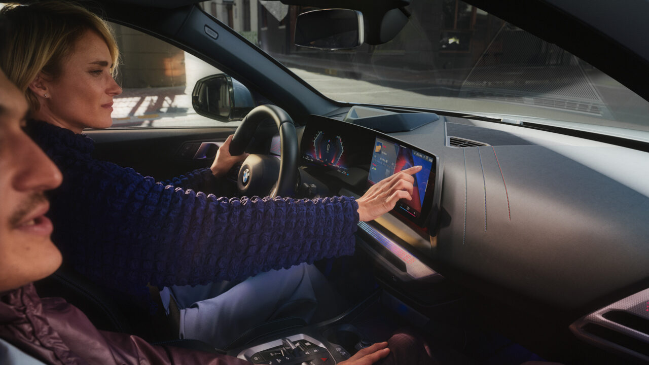 Man en een vrouw in een auto.
