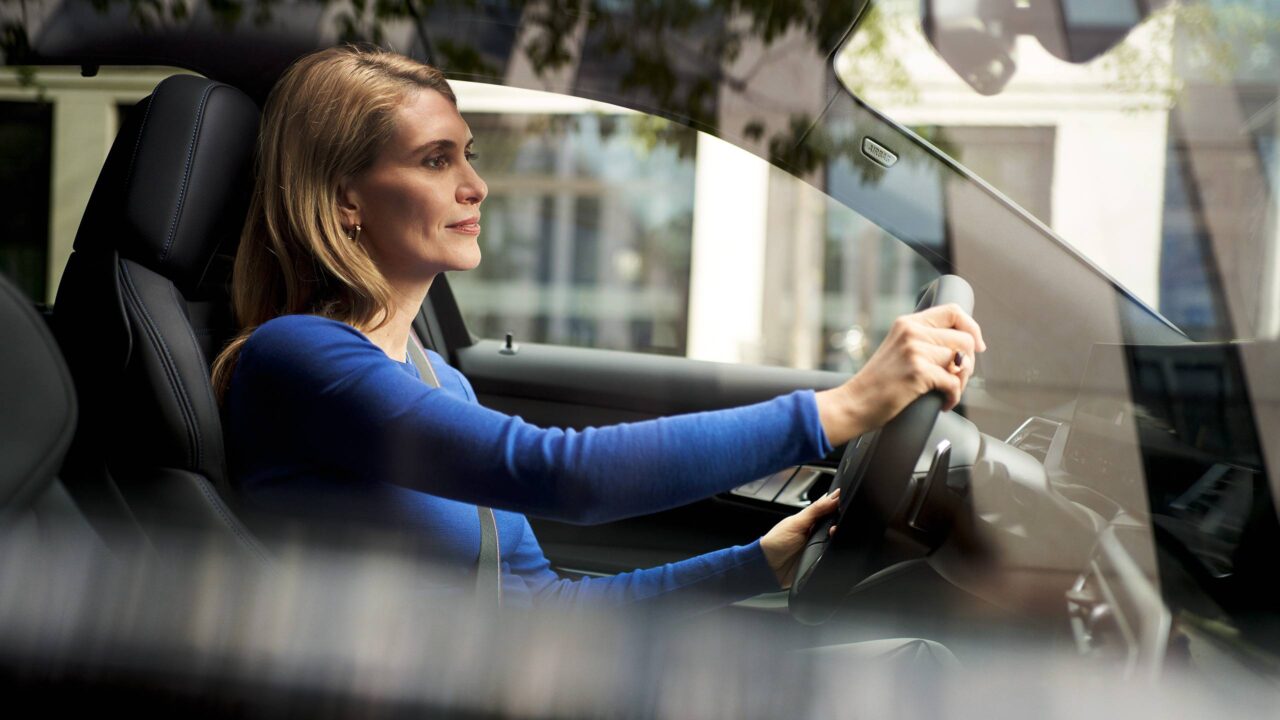 Vrouw rijdend in een BMW