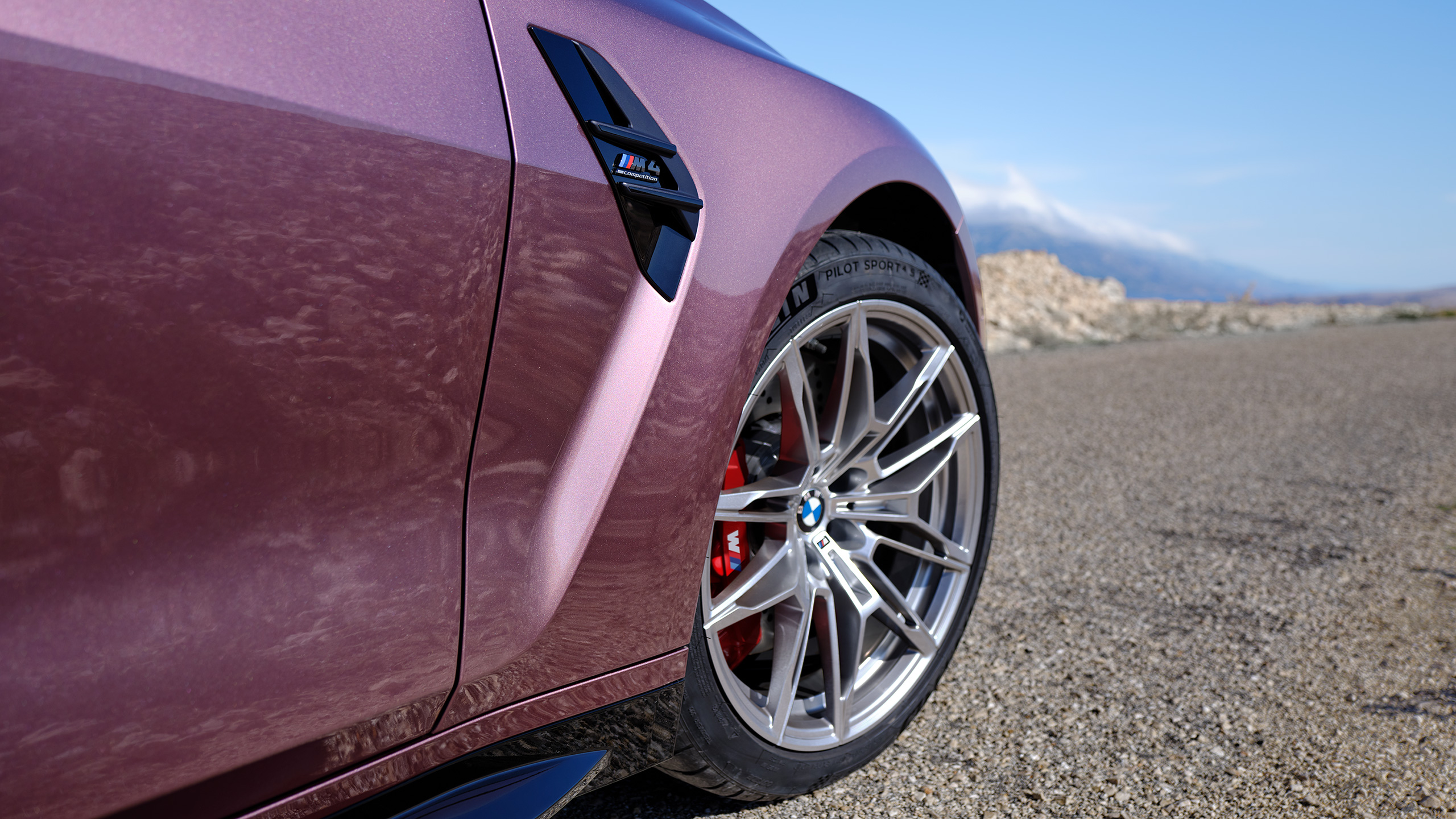 Paarse BMW M4 Cabrio Competition