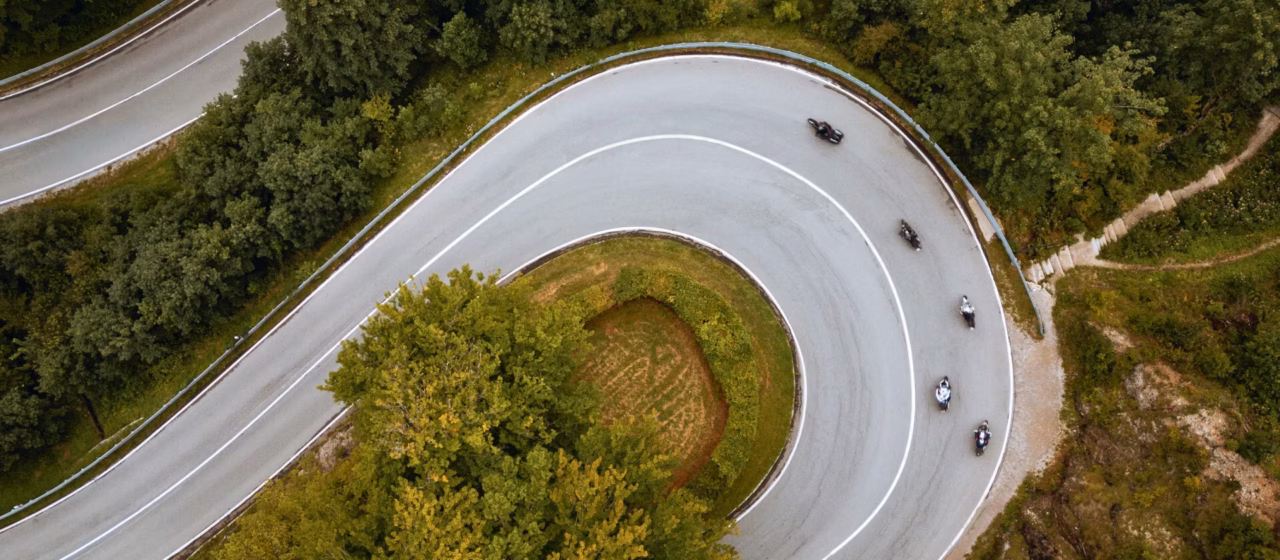 Motorrijders op een bochtige weg.